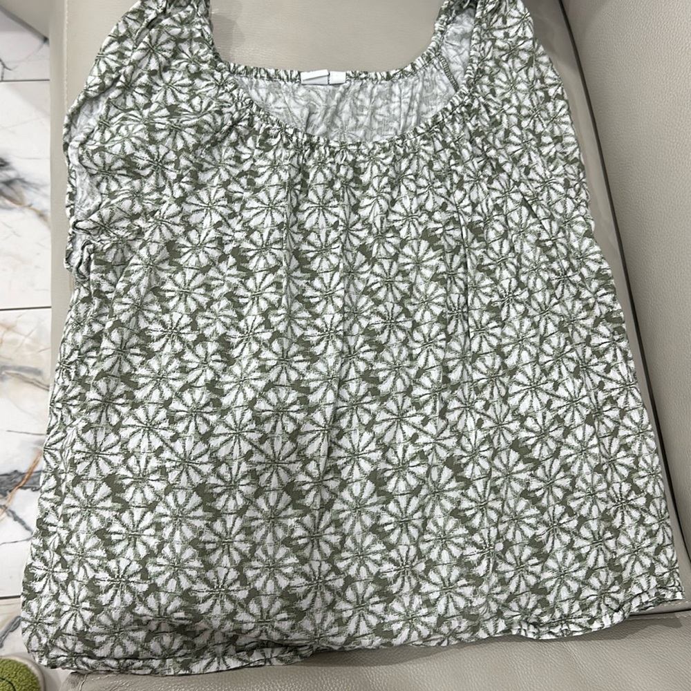 Short sleeve top size L